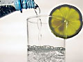 Dieses Bild zeigt ein Wasserglas mit Zitrone