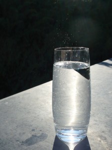 Wasserglas mit Mineralwasser