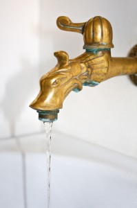 Wasserhahn aus Messing mit Wasserstrahl