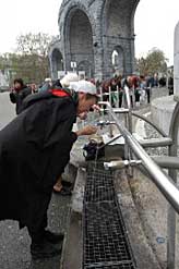Die heilige Quelle von Lourdes in Frankreich