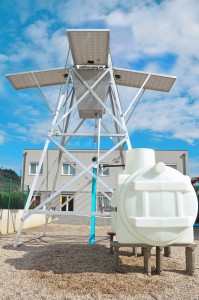 Solarbrunnen-Pumpstation mit Vorratstank Solarbrunnen-Pumpstation mit Vorratstank