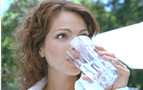 Dame trinkt Grander Wasser aus Wasserglas Grander Wasser und andere Wasserbelebungsgeräte